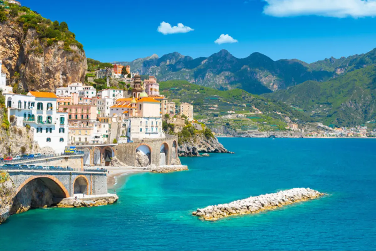 Costiera Amalfitana – veduta panoramica da mare con borghi color pastello e scogliere, Positano, Patrimonio UNESCO Salerno Campania