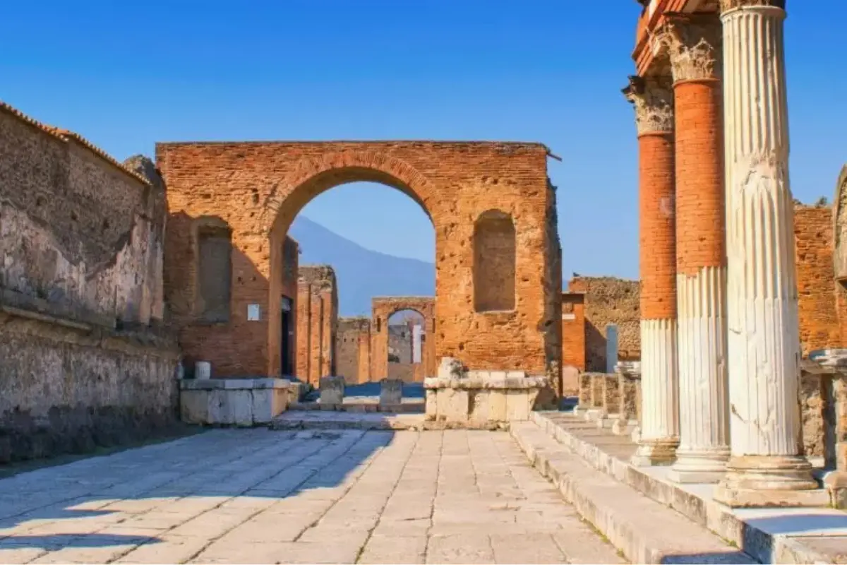 Scavi di Pompei – Via dell'Abbondanza con il Vesuvio sullo sfondo, Patrimonio UNESCO Campania