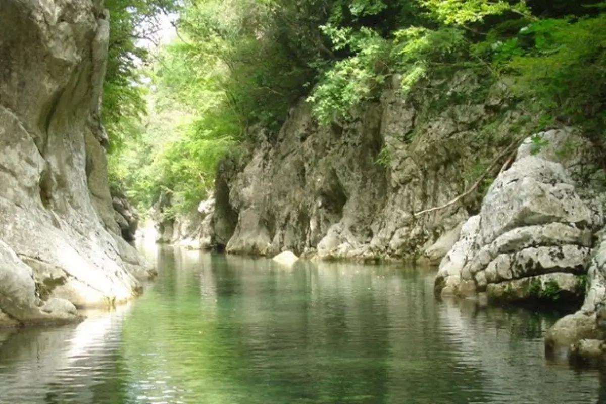 Trekking nel Parco Nazionale del Cilento – sentiero costiero con vista sul mare del Tirreno, Campania